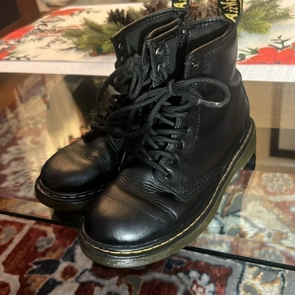 Dr. Martens size 2 children, used pre sanitized,ready to go 🖤